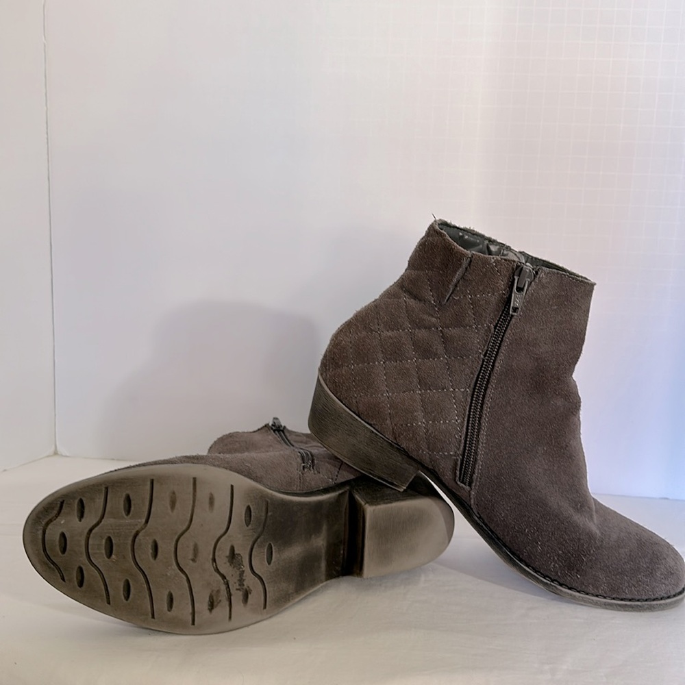 White Mountain gray suede quilted heeled booties. Used excellent condition Sz 10 - Picture 5 of 8